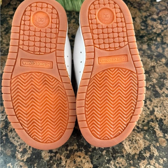 DC Youth Court Graffik SE White and Red Sneakers - Picture 4 of 6